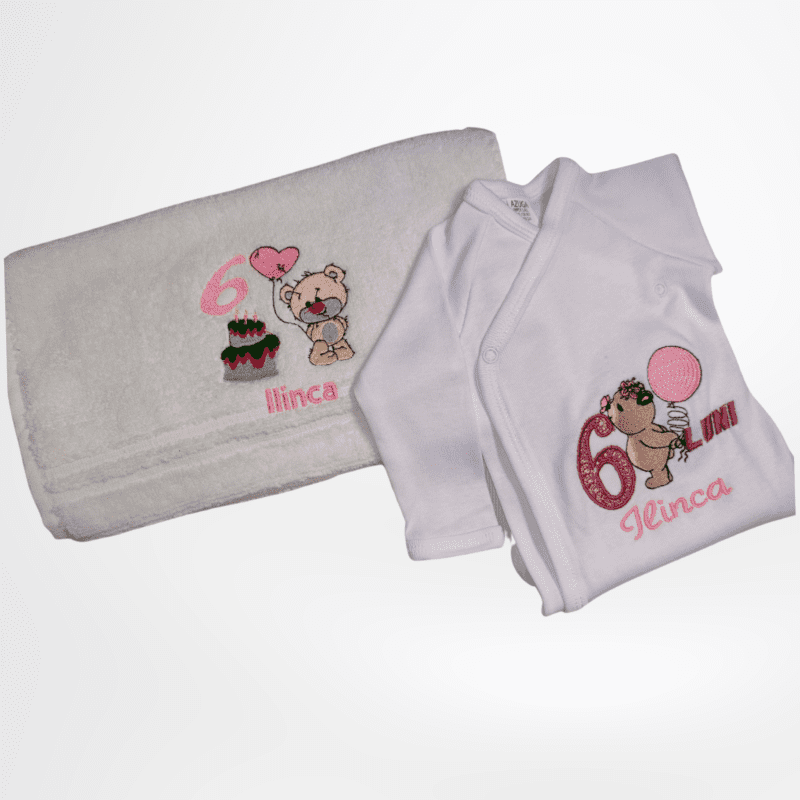 embroshop.ro-bebe-si-copii-seturi-personalizabil-aniversare-6-luni-body-si-prosop-din-bumbac-100-1.png