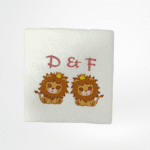 embroshop.ro-bebe-si-copii-prosop-cu-capison-prosop-personalizabil-tematica-leuti-alb-bumbac-100-5090-cm-1.png