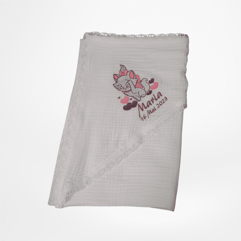 embroshop.ro-botez-set-prima-baita-prosop-cu-capison-din-muselina-3-straturi-personalizabil-alb-prima-baita-cu-nasii-pisica-aristocrata-1.png