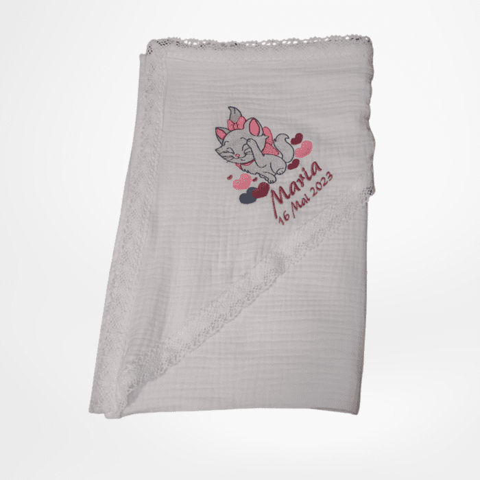 embroshop.ro-botez-set-prima-baita-prosop-cu-capison-din-muselina-3-straturi-personalizabil-alb-prima-baita-cu-nasii-pisica-aristocrata-2.png